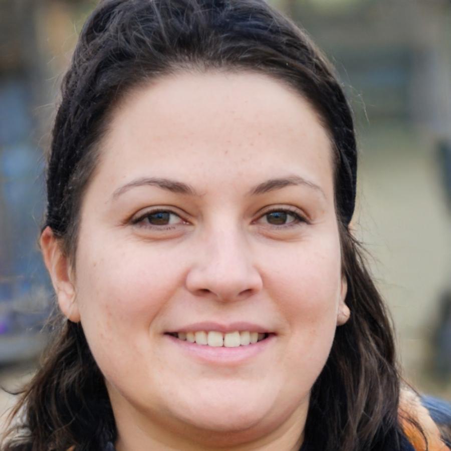 Portrait of financial instructor specializing in practical application and scenario analysis